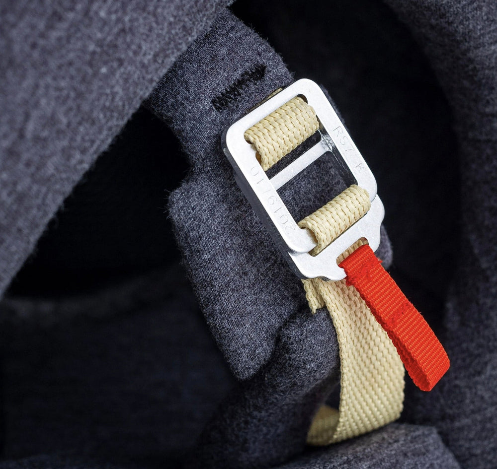 Bell_RS7-K_Carbon_Fiber_Kart_Racing_Helmet_strap_Image